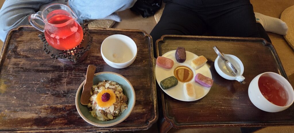 경주카페빛꾸리(오미자차, 산딸기요거트, 오색인절미)