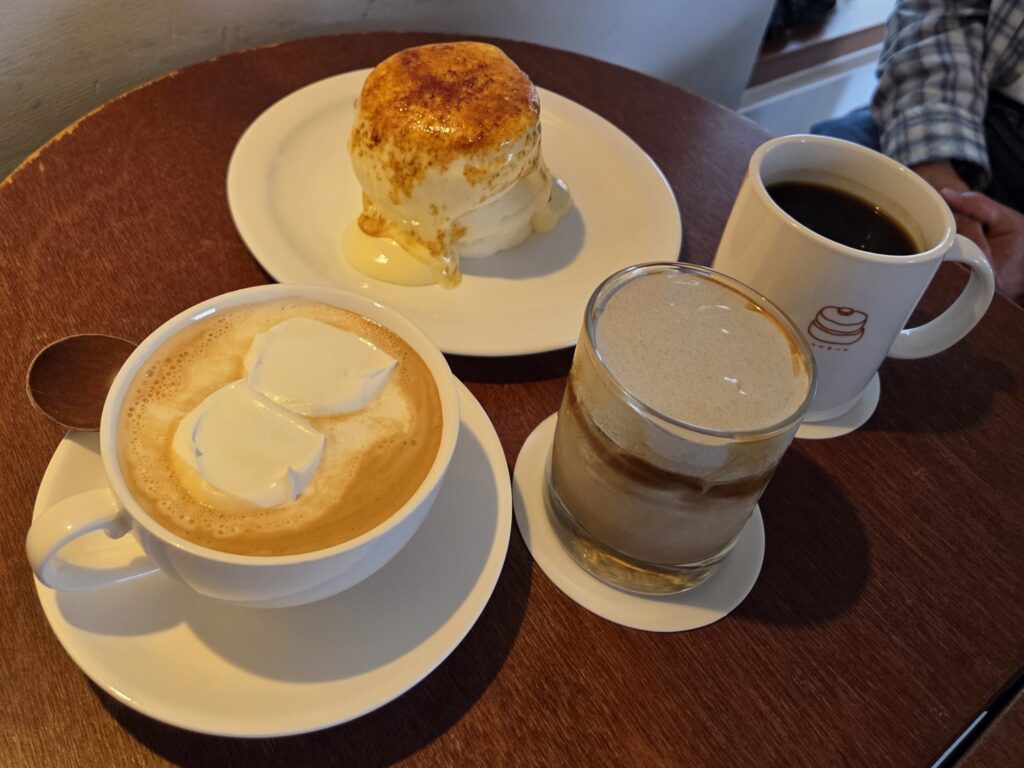 카페구릉(경주 찰보리빵 & 소금빵 쇼핑 여행의 마무리는 단석가에서 경주 찰보리빵과 소금빵 구매! 늦은 시간이라 대부분의 제품은 품절이었지만, 낱개로 남은 소금빵 3개를 냉큼 집어 들었다. 찰보리 아이스크림은 고소하면서도 마치 죠리퐁에 우유를 부은 듯한 맛이 인상적이었다. 집에 돌아와 먹은 찰보리빵은 촉촉한 팥과 쫀득한 식감이 일품이었다. 소금빵은 짭짤하면서 고소해 ‘하나만 더!’를 부르는 맛이었다. 마무리하며, 이틀 동안의 경주 여행은 단순한 관광이 아니었다. 하루 동안 불국사, 석굴암, 카페, 박물관까지 둘러보니 몸은 피곤했지만 마음은 오히려 맑았다. 천년의 시간이 켜켜이 쌓인 도시, 경주는 여전히 ‘고요한 울림’을 남기는 곳이었다. 자주 묻는 질문 (FAQ) Q1. 불국사와 석굴암 입장료가 있나요? 불국사와 석굴암은 모두 입장료는 없고, 주차비 2,000원만 있습니다. Q2. 석굴암 내부 관람은 가능한가요? 현재는 유리막 밖에서만 관람 가능하며 사진 촬영은 금지되어 있습니다. Q3. 경주 맛집으로 추천할 만한 곳은? 올바릇식당 경주점의 꼬막육전대판과 꼬막비빔밥이 인기입니다. Q4. 경주 카페 중 수플레가 유명한 곳은? 카페 구릉이 대표적입니다. 수플레의 진정한 맛을 볼 수 있습니다. Q5. 경주 기념품은 무엇이 좋을까요? 지역 대표 기념품으로 유명한 찰보리빵을 추천합니다. 경주 여행을 계획 중이라면, [ 경주 여행 코스, 황리단길 맛집부터 동궁과 월지 야